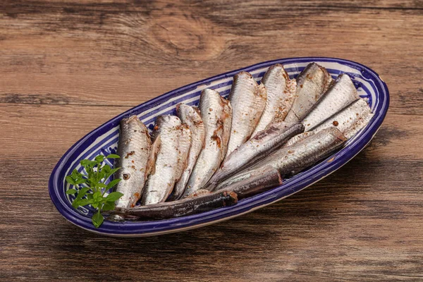 Anchovies Hal Snack Tálban Tálalva Bazsalikom Levelek — Stock Fotó