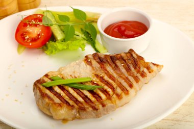 Soslu ve sebzeli ızgara domuz pirzolası.