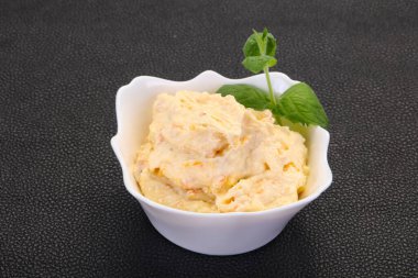 Nane yaprağı servis edilmiş kayısı ile kaymak.