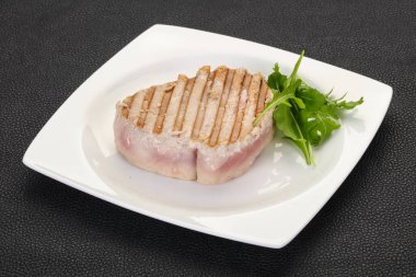 Izgara ton balığı bifteği, roket salatası.