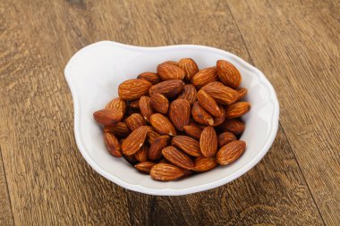 Kavanozda badem ezmesi