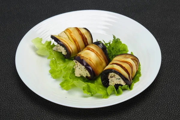 Fyllda Aubergine Med Ost Och Örter Serveras Sallad — Stockfoto