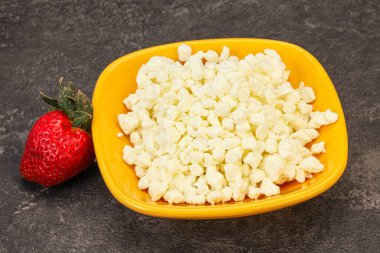 Beslenme yiyeceği - kasede tahıl süzme peynir