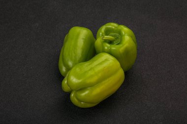 Üç yeşil çan sulu biber pişirmeye hazır.