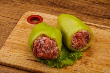 Çiğ dolma yeşil dolma biber ve et.