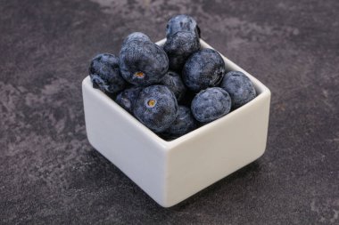 Arka planda tatlı sulu yaban mersini yığını