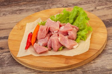 Çiğ domuz eti pişirmeye hazır.