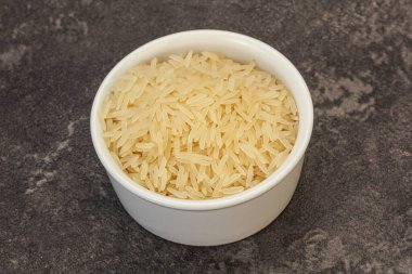 Tabakta çiğ Hint basmati pilavı