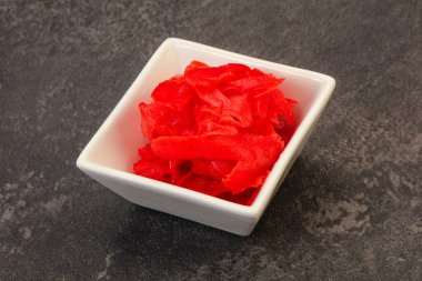 Asya mutfağı terbiye edilmiş zencefil kökü kasede.