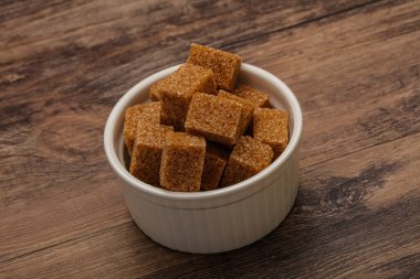 Kahverengi baston şeker yavruları kasede