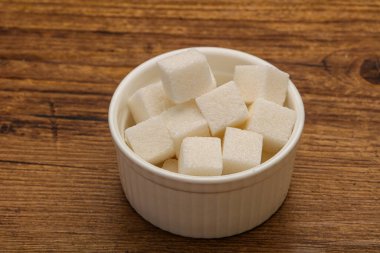 Rafine edilmiş beyaz granüllü şeker yavruları kasede.