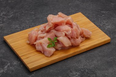 Pişirmek için çiğ tavuk göğsü.