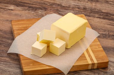 Sütlü doğal sarı tereyağı.