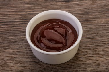 Geleneksel domates barbekü sosu kasede