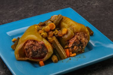 Doldurulmuş dolma dolma biber, et ve pilav.