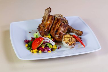 Tavuk budu ve salata karışımı.