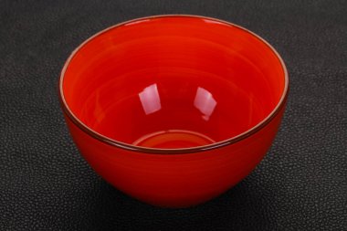 Boş seramik kase siyah arka plan üzerinde