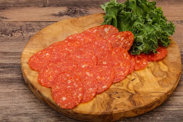 Italiensk Kryddig Pepperoni Korv Skivor Över Bord — Stockfoto