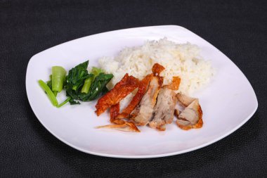 Kavrulmuş ördek göğsü ve otlar ile Pirinç