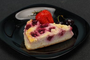 Kirazlı cheesecake çilekli ve naneli.