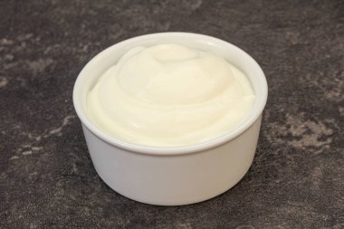 Süt ekşi krema kasede