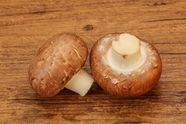 Arka planda Lezzetli Çiğ Kahverengi Şampiyonlar