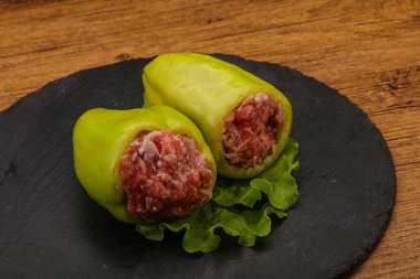 Pişirmek için çiğ biber ve et.