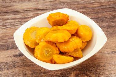 Vejetaryen yemeği - Kasede marine edilmiş sarı veranda