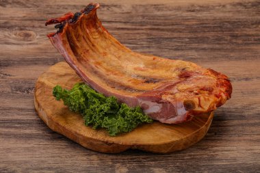 Baharatlı ve otlu domuz pirzolası.