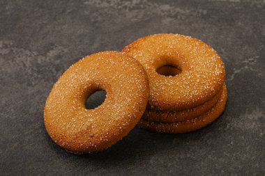 Tatlı ve çıtır çıtır zencefilli kurabiye yığını