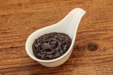 Kasede acı biber sosu var.