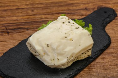 Izgara için naneli Yunan Halloumi peyniri