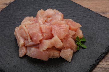 Pişirmek için çiğ tavuk göğsü.