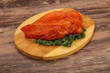 Baharatlı ve otlu füme tavuk göğsü.