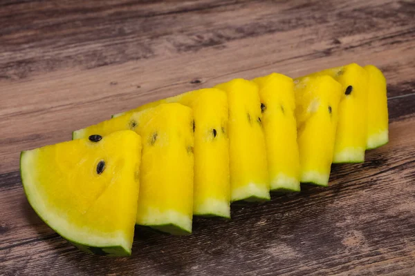 Fatiado Doce Saboroso Amarelo Melancia Madura — Fotografia de Stock