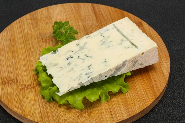 イタリアの伝統的なゴルゴンゾーラソフトチーズと型 — ストック写真