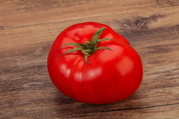 Reife Leckere Rote Große Tomate Über Dem Hintergrund — Stockfoto