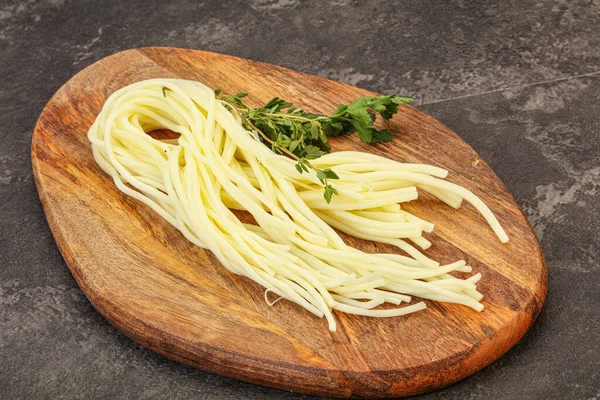 Chechil Espaguete Queijo Lanche Sobre Bordo — Fotografia de Stock