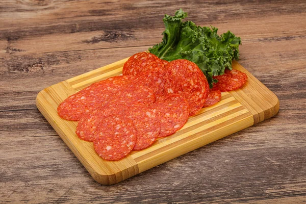 Italiensk Kryddig Pepperoni Korv Skivor Över Bord — Stockfoto