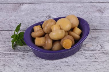 Kasede fesleğen servis edilen turşulu şampiyon yığını.