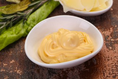 Kasedeki peynir sosu dilimlenmiş parmesan.