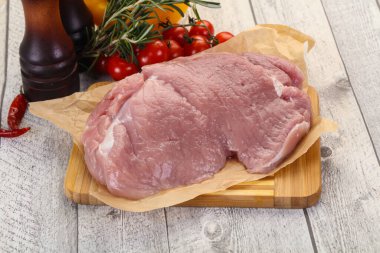 Ahşap zemin üzerinde çiğ domuz eti