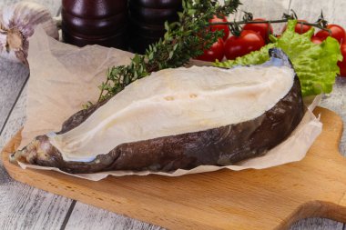 Çiğ kurt eti pişirmeye hazır.