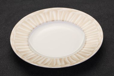 Siyah arkaplan üzerine boş beyaz tabak