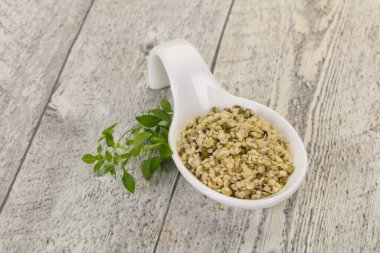 Ahşap arka planda kabuktaki kenevir tohumları.