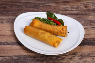 Karides ve lahanalı kızarmış börek.