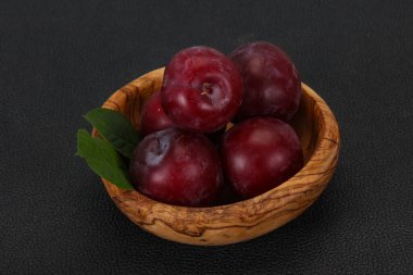 Tahta sepetin içinde olgun erik yığını