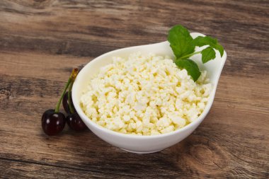 Taze kaymak tabaktaki taze kaymak. Naneli ve vişneli.