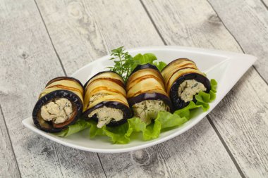 Peynirli patlıcan dolması ve otlar salata servis