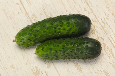 Taze taze iki salatalık vejetaryen için hazır.